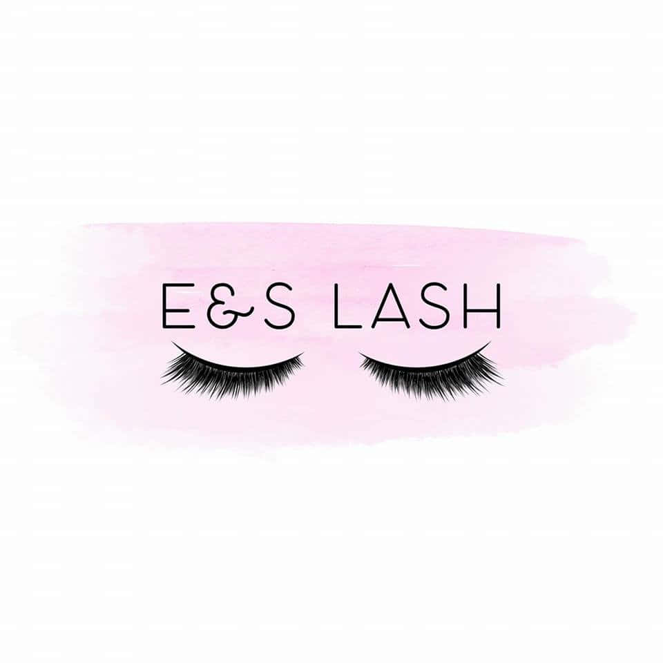 Eyelash 桌布 壁紙 — 一個極簡標誌，在柔和的粉紅色水彩潑濺上，E&S LASH 文字下方有粗黑睫毛。