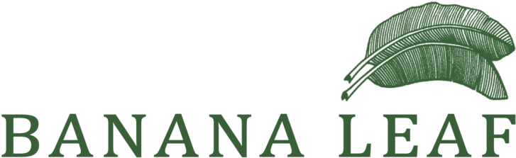 香蕉葉 桌布 壁紙 — 一個極簡標誌，綠色文字 banana leaf，並在 leaf 字樣上方有一個風格化的葉子圖標。