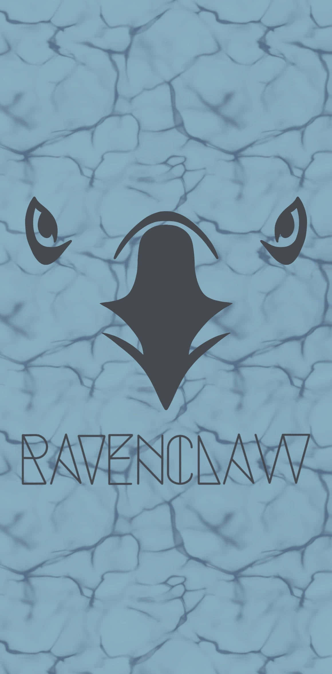 Harry Potter Ravenclaw 桌布 壁紙 — 一個極簡深灰色雷文克勞標誌，帶有眼睛和文字，位於裂紋藍色背景上。