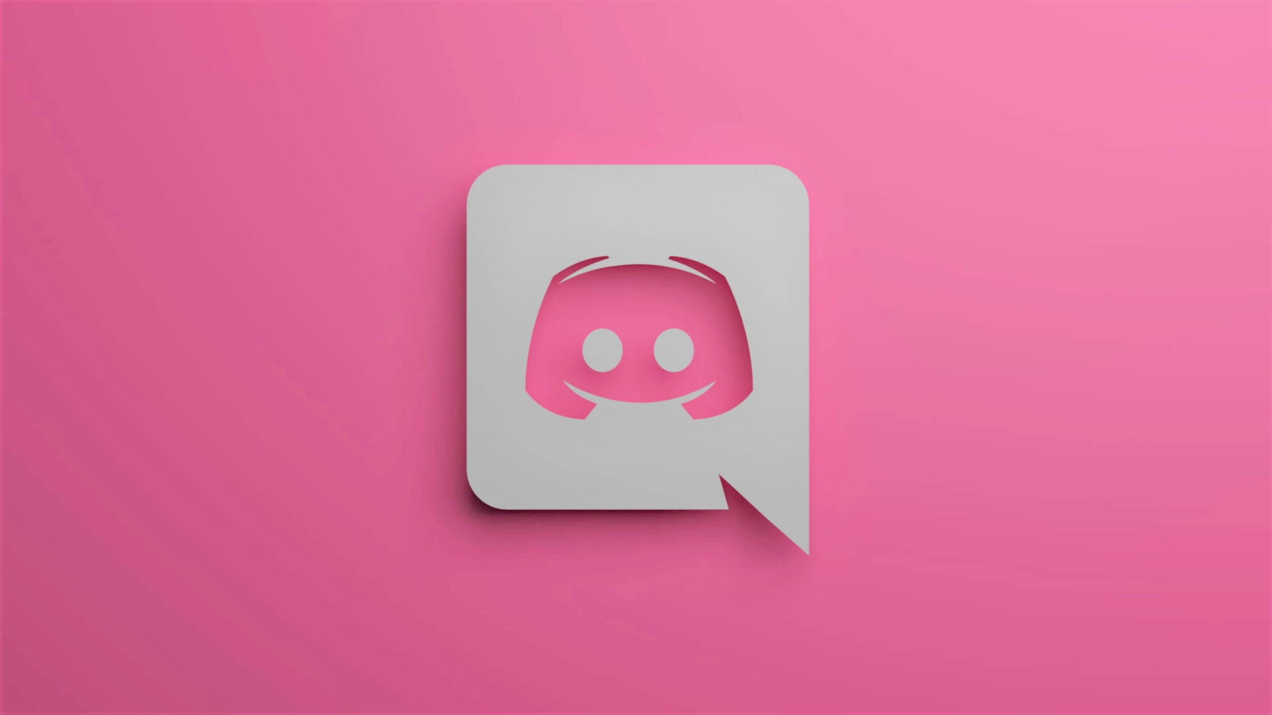 Discord 桌布 壁紙 — 一個極簡灰色 Discord 標誌，內部為粉紅色設計，置於純粉紅色背景中央。