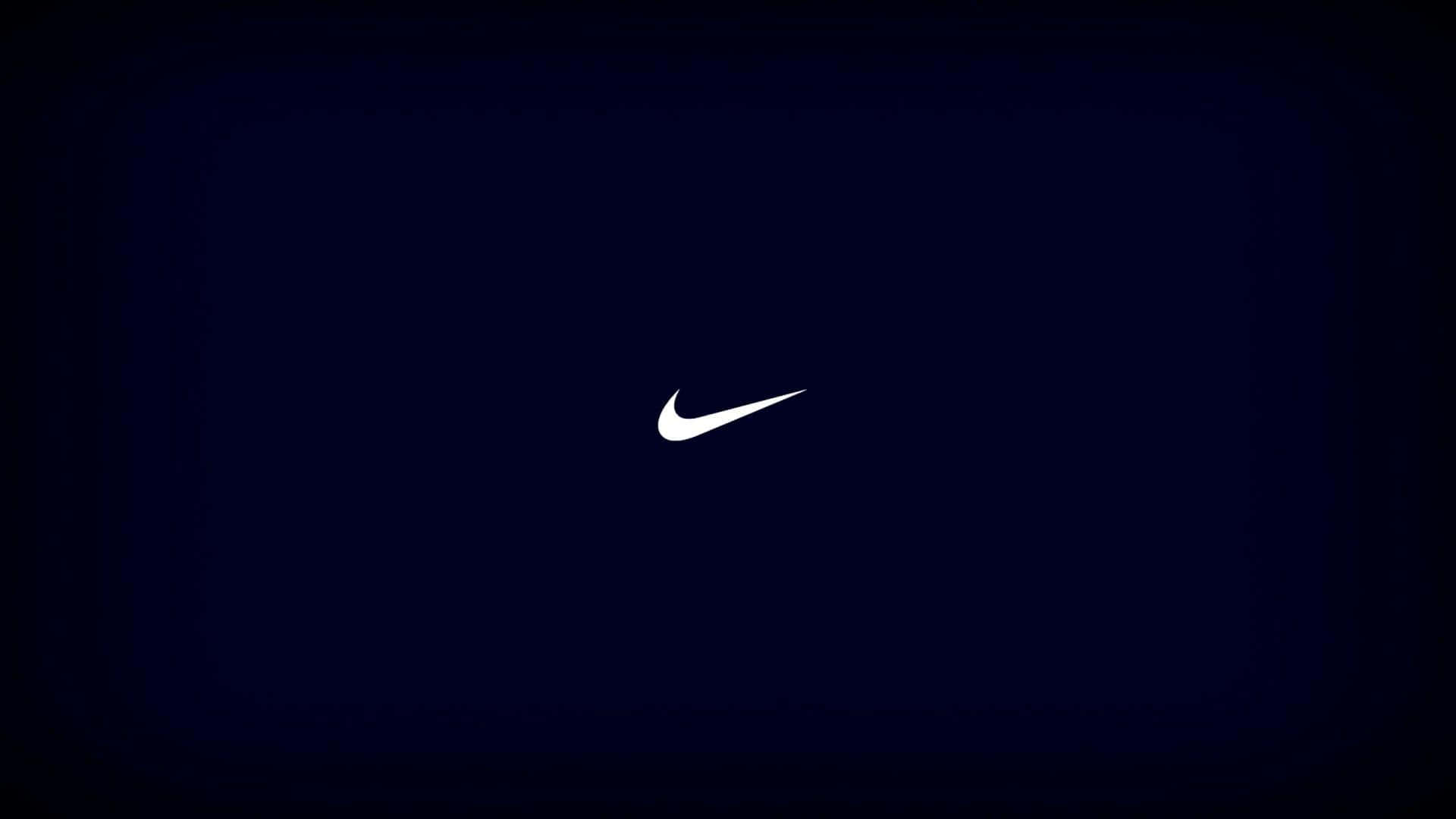 Nike Logo 桌布 壁紙 — 一個極簡白色Nike swoosh標誌，居中在深海軍藍漸變背景上。