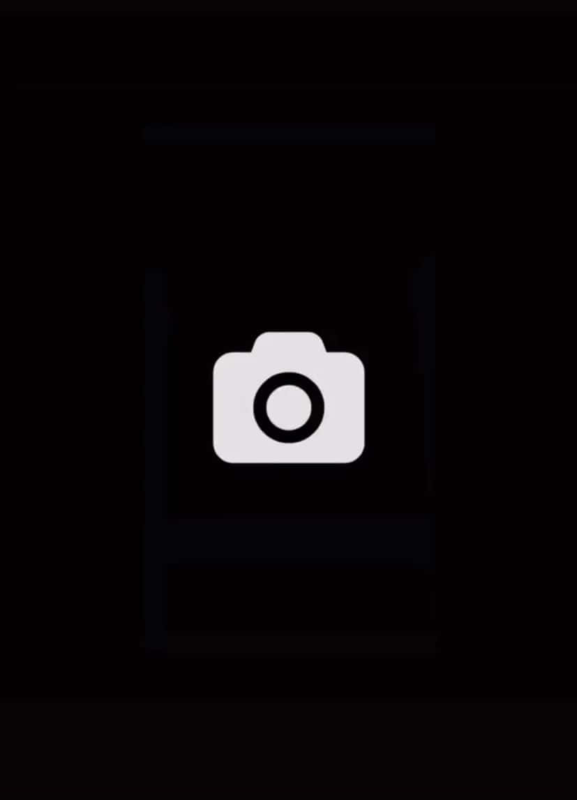 Instagram Black 桌布 壁紙 — 一個極簡白色相機圖示，居中於純黑色背景上。