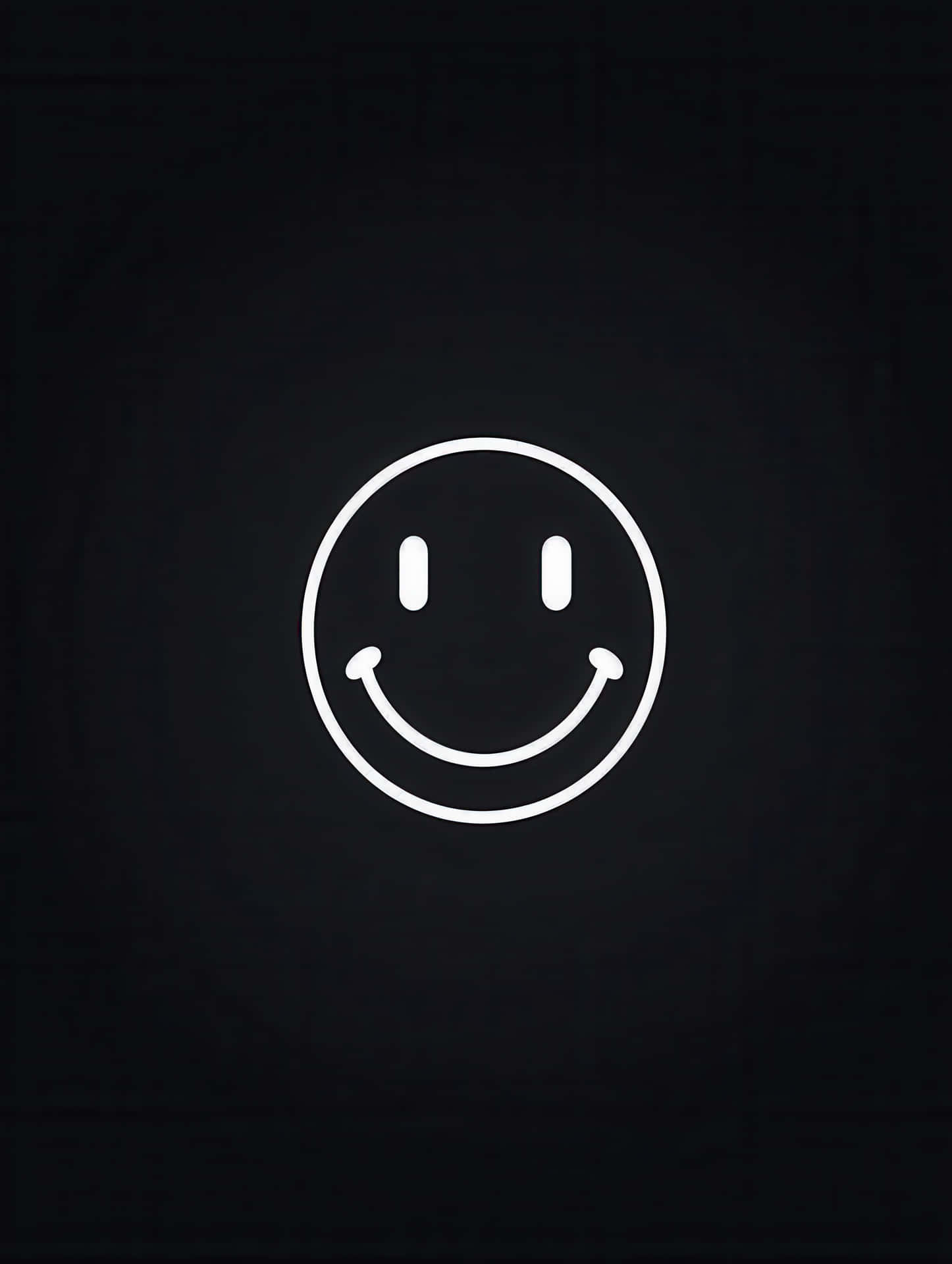 Minimalist White Smiley EmojiIcon Face Outline on Black Background 壁紙 — 一個極簡白色笑臉圖示，置於有紋理的深灰色背景中央。