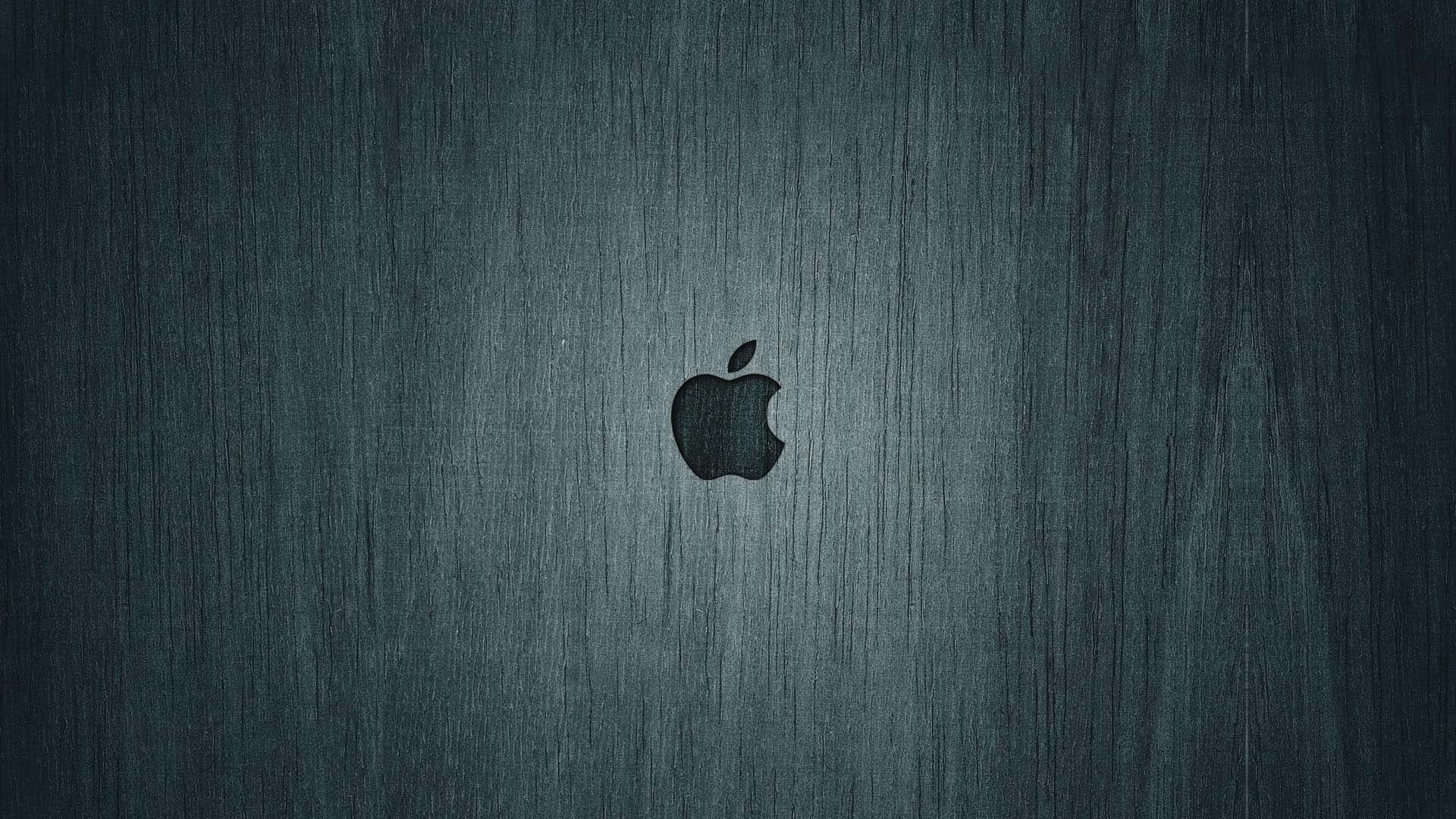 HD Apple 桌布 壁紙 — 一個極簡的Apple標誌，居中放置在帶有垂直紋理的拉絲深青綠色金屬表面上。