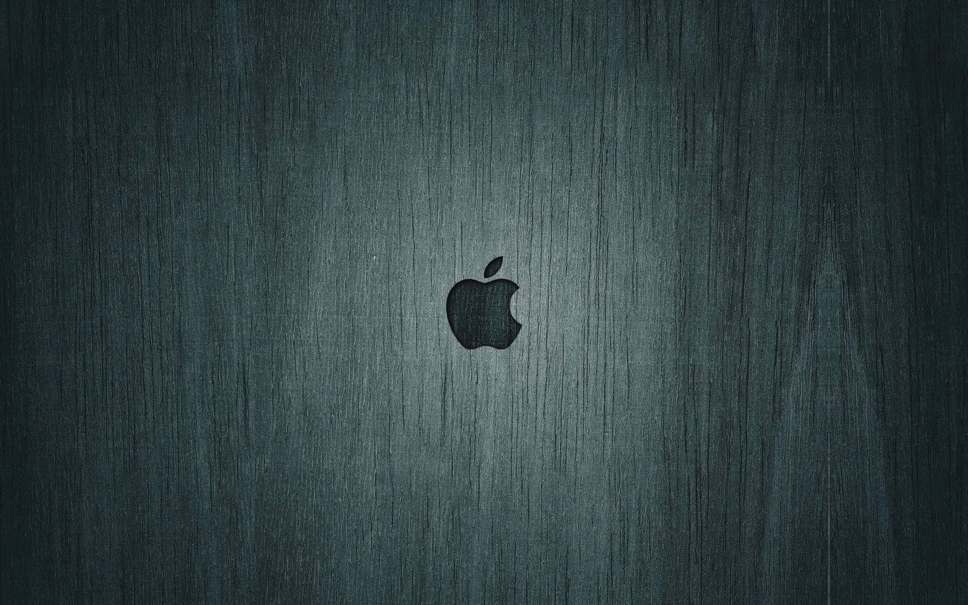 Apple Mac Desktop 桌布 壁紙 — 一個極簡的Apple標誌，居中放置在帶有垂直拉絲紋理的深色紋理金屬表面上。