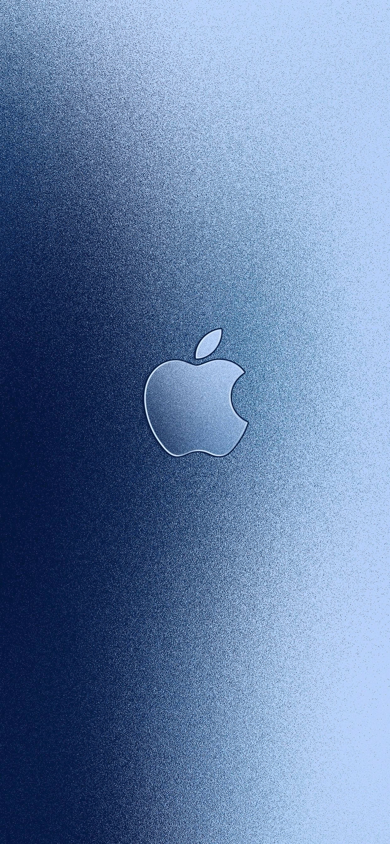 蘋果 桌布 壁紙 — 一個極簡的Apple標誌居中放置在帶有漸變藍色紋理背景上，並帶有微妙的光線反射。
