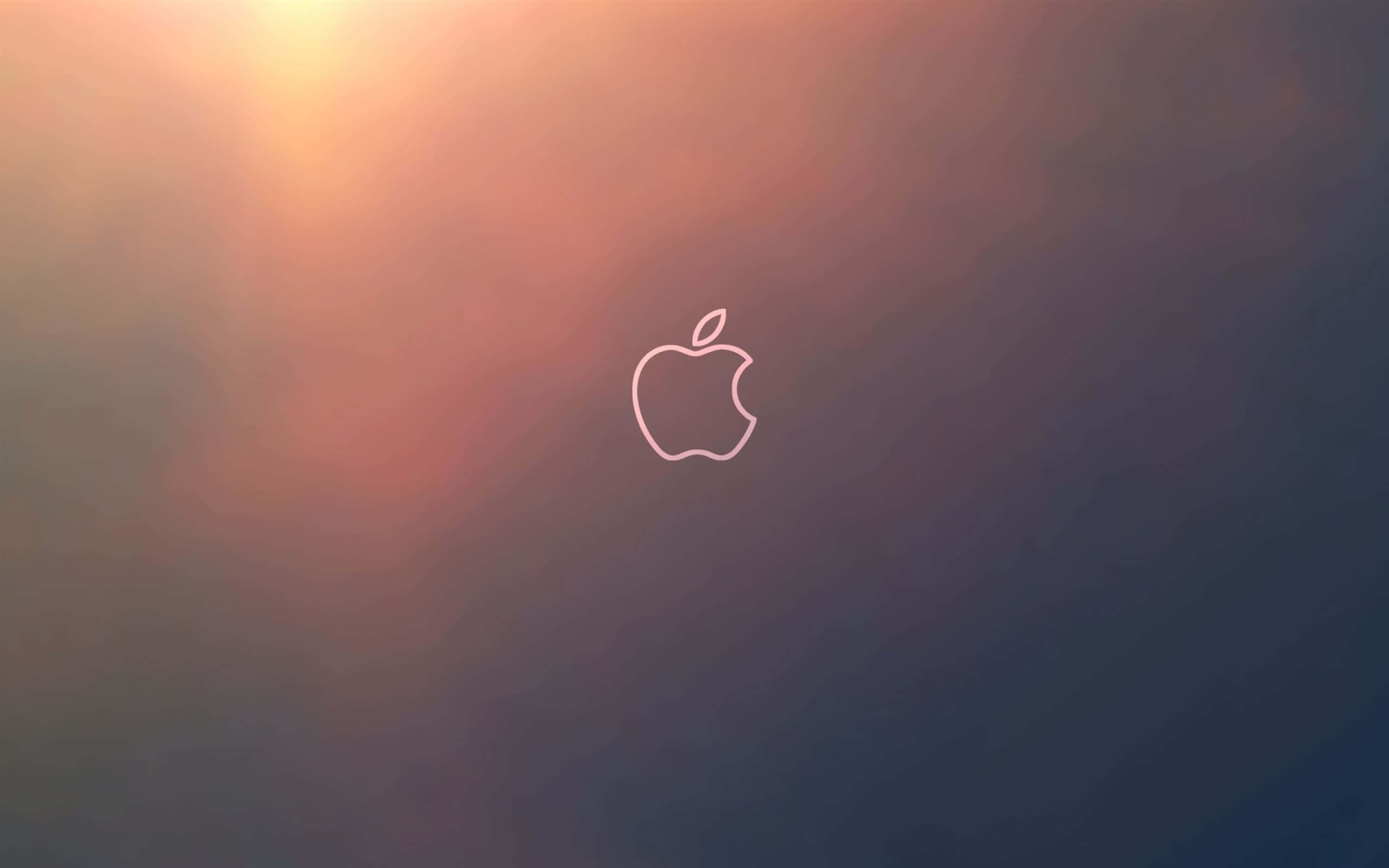 Mac 桌布 壁紙 — 一個極簡的Apple標誌輪廓在溫暖橙色到冷紫色漸層的日落天空中柔和發光。