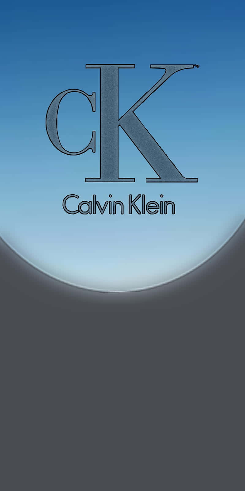 卡文克萊 桌布 壁紙 — 一個極簡的Calvin Klein標誌以金屬灰色漂浮在漸變藍色天空上，位於彎曲的深灰色地平線上方。