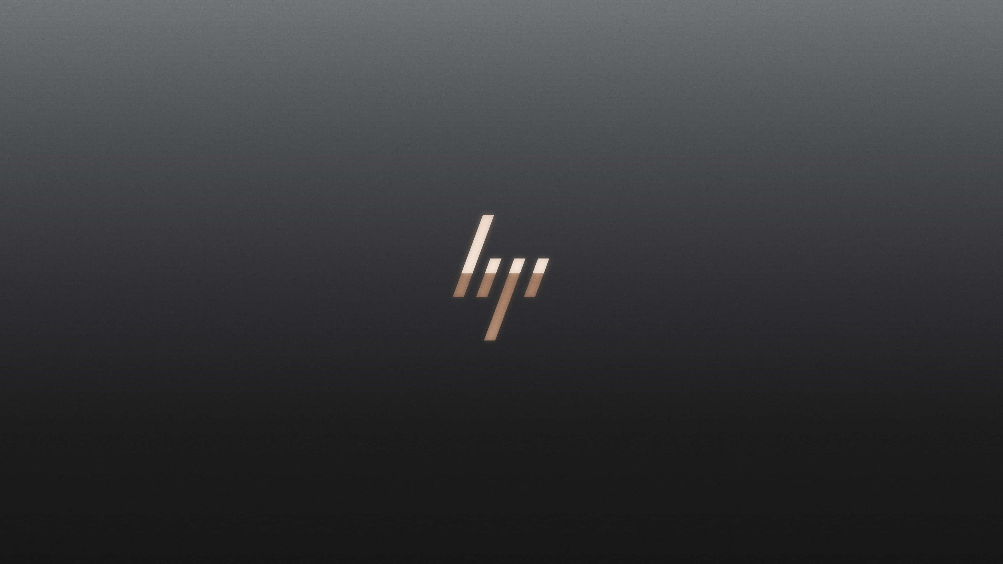 HP 桌布 壁紙 — 一個極簡的HP標誌在平滑的黑色漸變背景上閃耀著金屬金色。