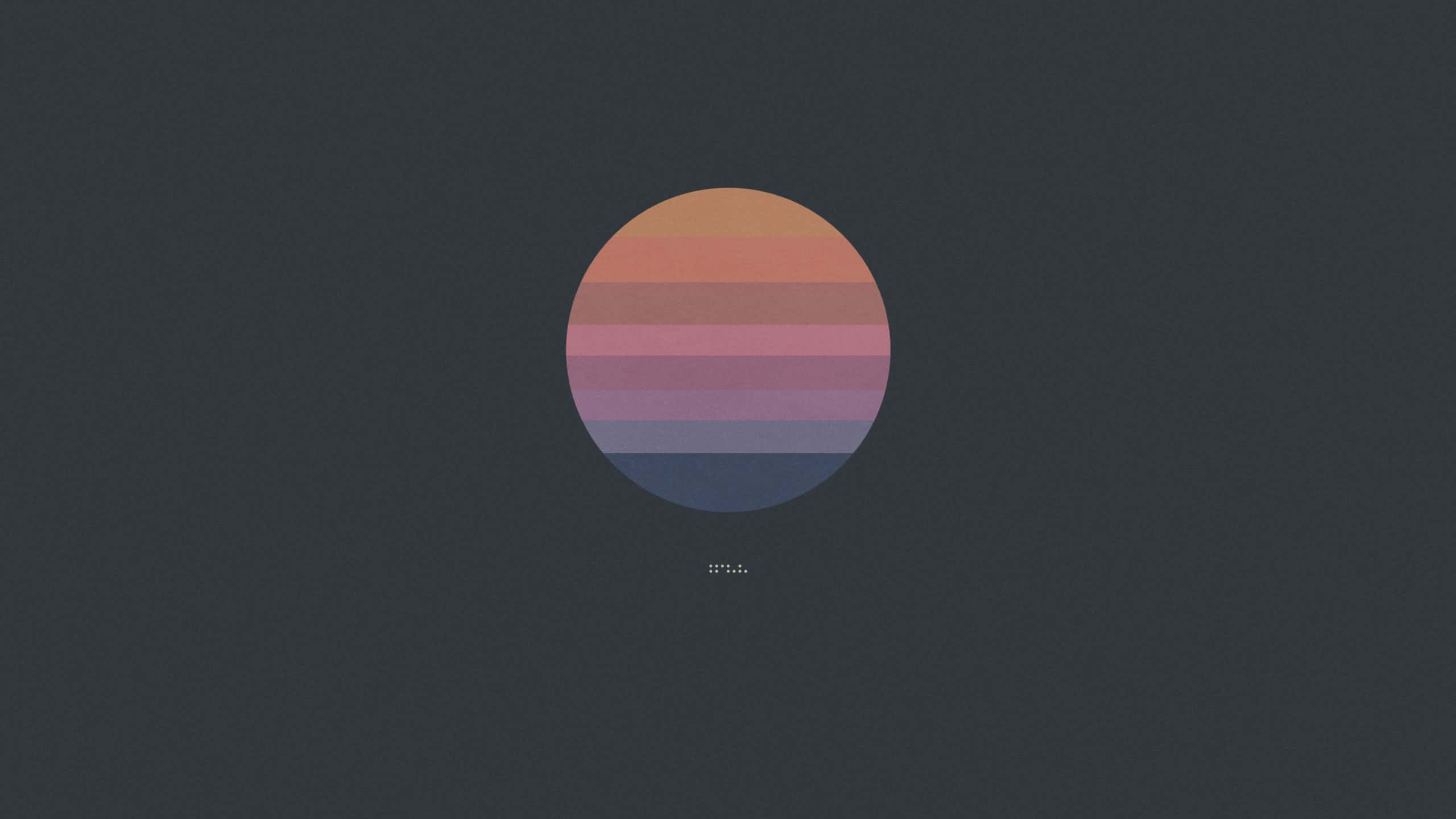 Pastel Minimalist 桌布 壁紙 — 一個極簡的圓形日落漸層，帶有溫暖的橙色和粉紅色調，背景為深炭灰色。