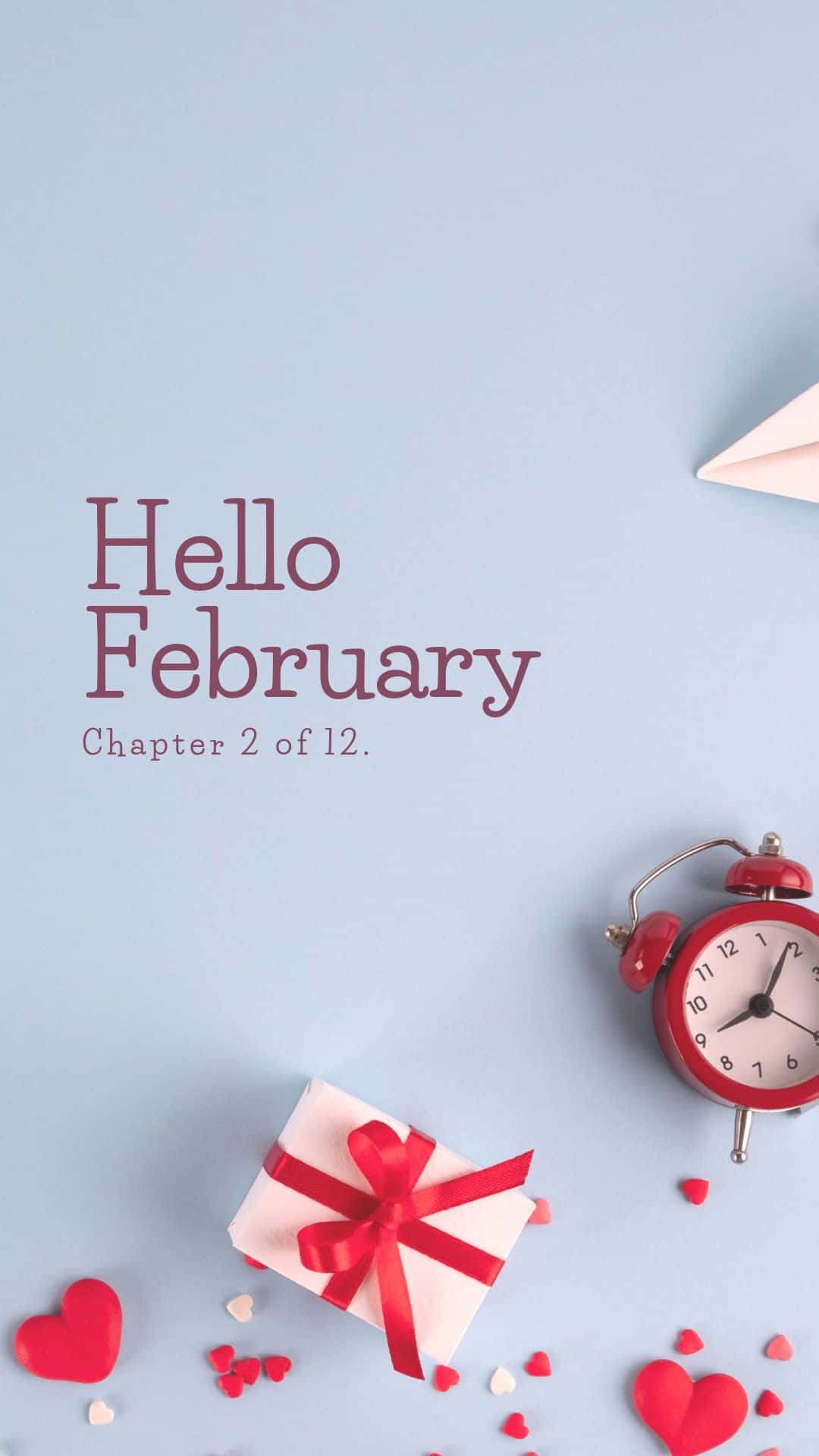 February iPhone 桌布 壁紙 — 一個極簡的平鋪構圖，以紅色鬧鐘、包裝好的禮物和散落的心形圖案，在柔和的藍色背景上慶祝二月。
