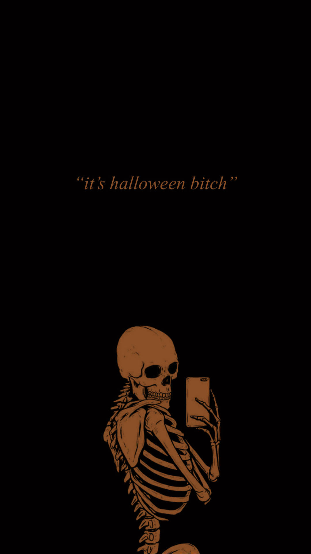 Spooky Season 桌布 壁紙 — 一個極簡的橙色骷髏在黑色背景前自拍，文字是it's halloween bitch。