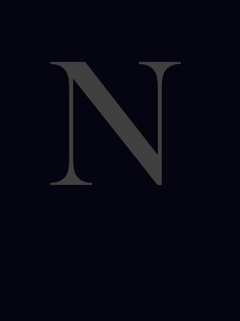 字母 N 桌布 壁紙 — 一個極簡的深灰色字母N居中在純黑色背景上。