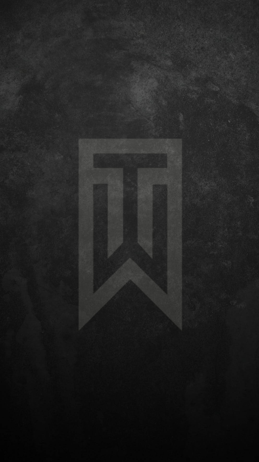 woods 桌布 壁紙 — 一個極簡的深灰色標誌，中心有一個風格化的「W」形狀，位於有紋理的黑色背景上。