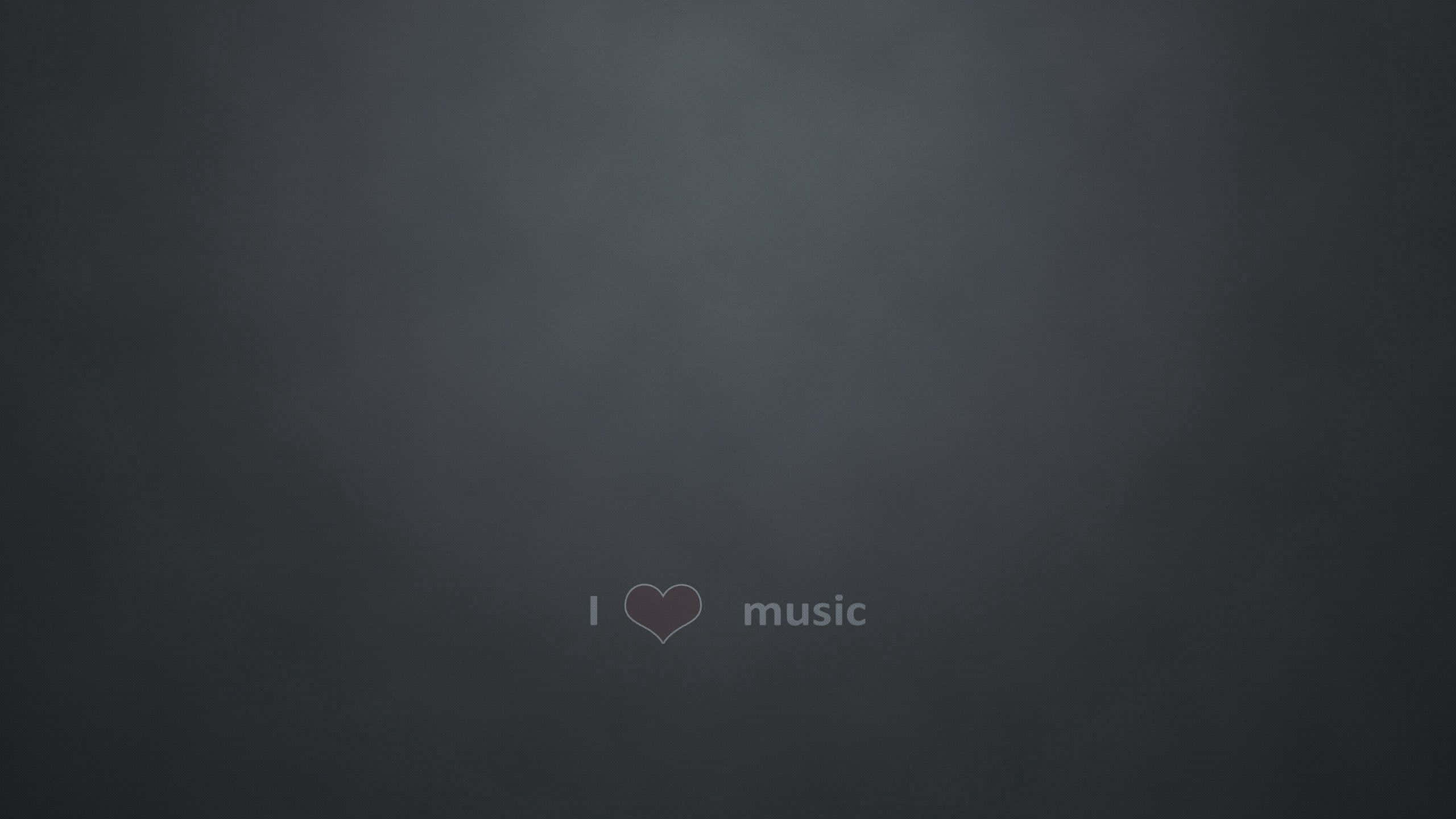Cute Music 桌布 壁紙 — 一個極簡的深灰色紋理背景，中央有柔和的白色微弱文字 'I heart music'。