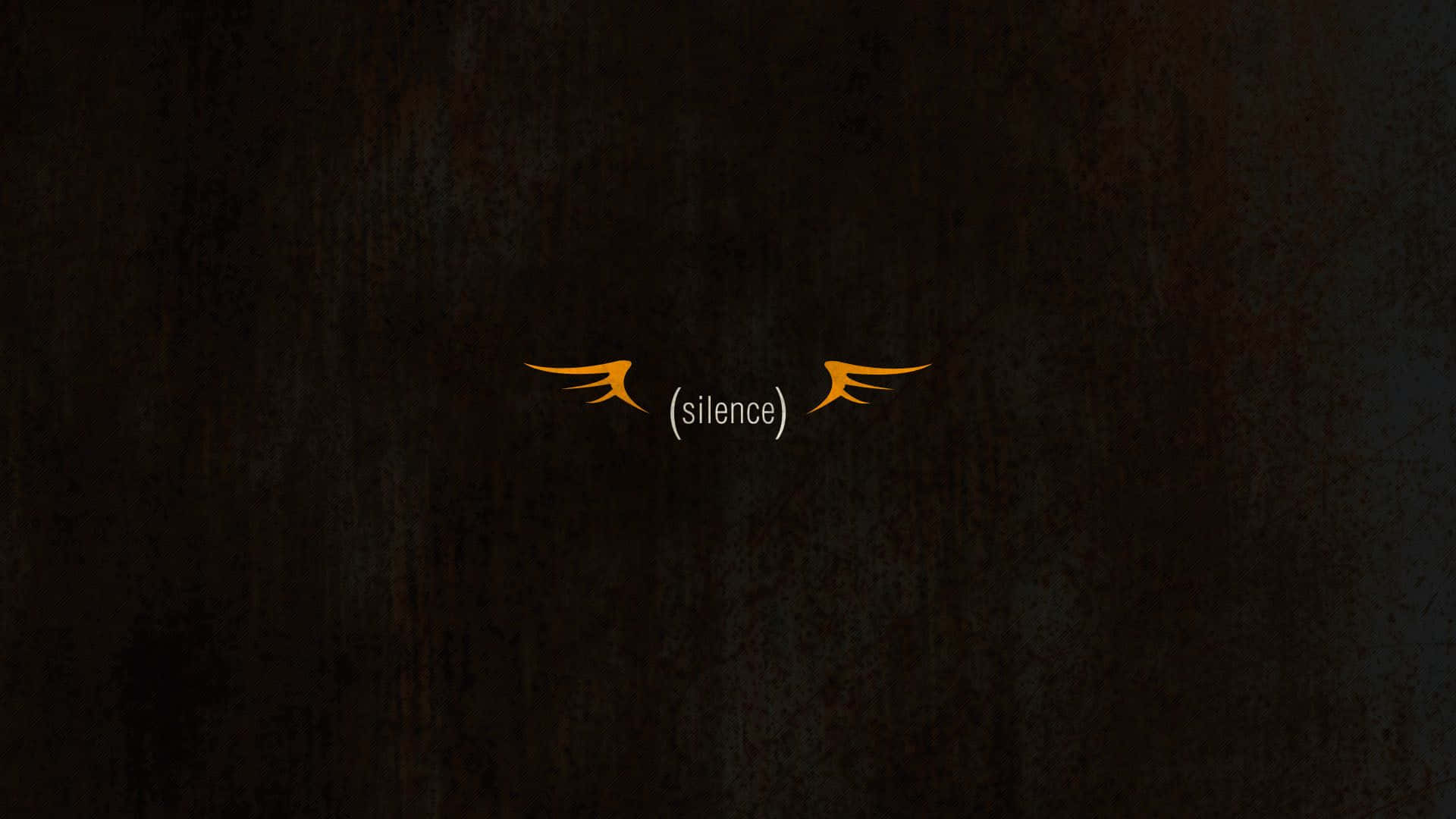 silence 桌布 壁紙 — 一個極簡的深色紋理背景，帶有發光的橙色翼狀符號，兩側包圍著括號中的「沉默」一詞。