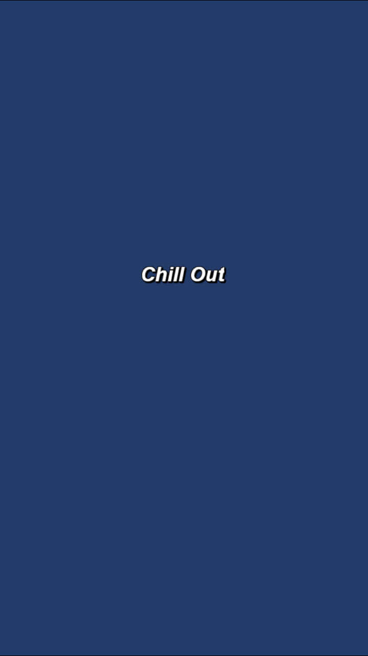 Chill Aesthetic 桌布 壁紙 — 一個極簡的深藍色背景，中央有白色文字寫著「Chill Out」，營造平靜的視覺效果。