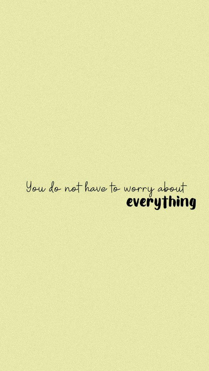 Motivational Quotes 桌布 壁紙 — 一個極簡的淺黃色紋理背景，上面有黑色手寫字體寫著「你不必擔心所有事情」。