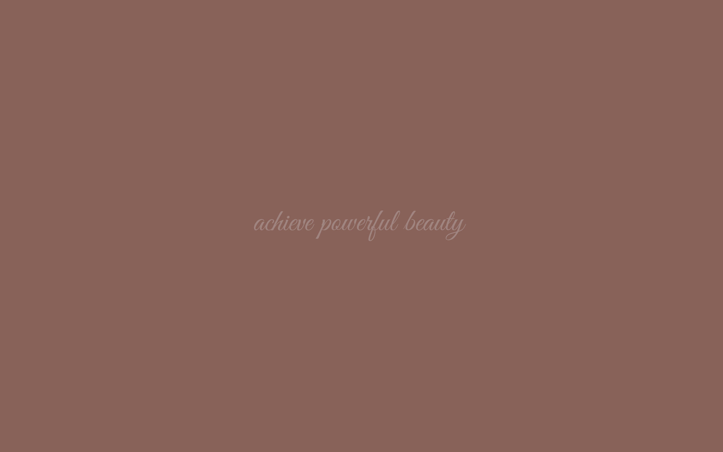 Beige Minimalist 桌布 壁紙 — 一個極簡的灰褐色背景，中央有模糊的草書文字寫著 achieve powerful beauty。