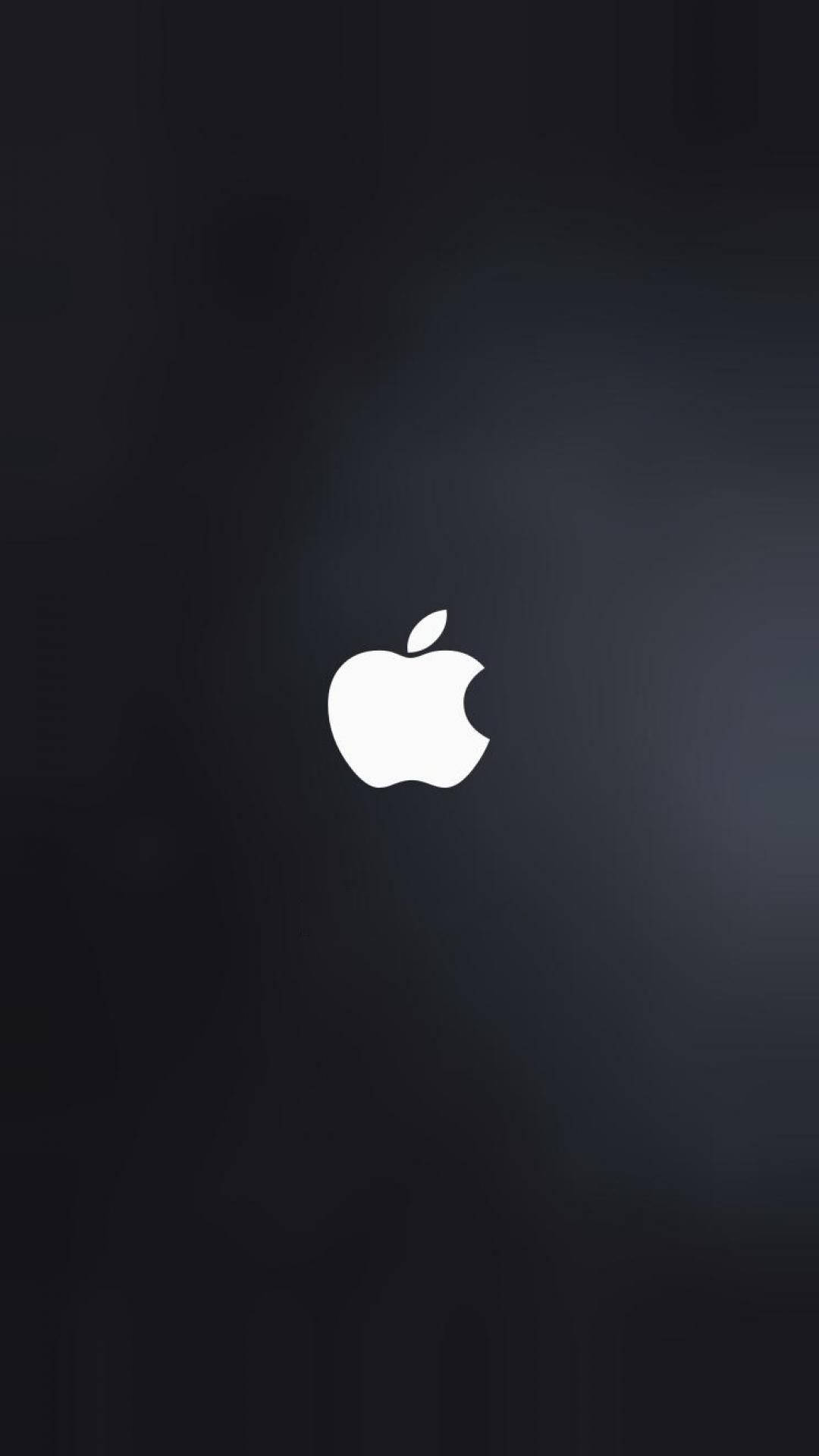 暗黑風格 桌布 壁紙 — 一個極簡的白色Apple標誌，居中放置在帶有微妙光暈的深色漸變背景上。