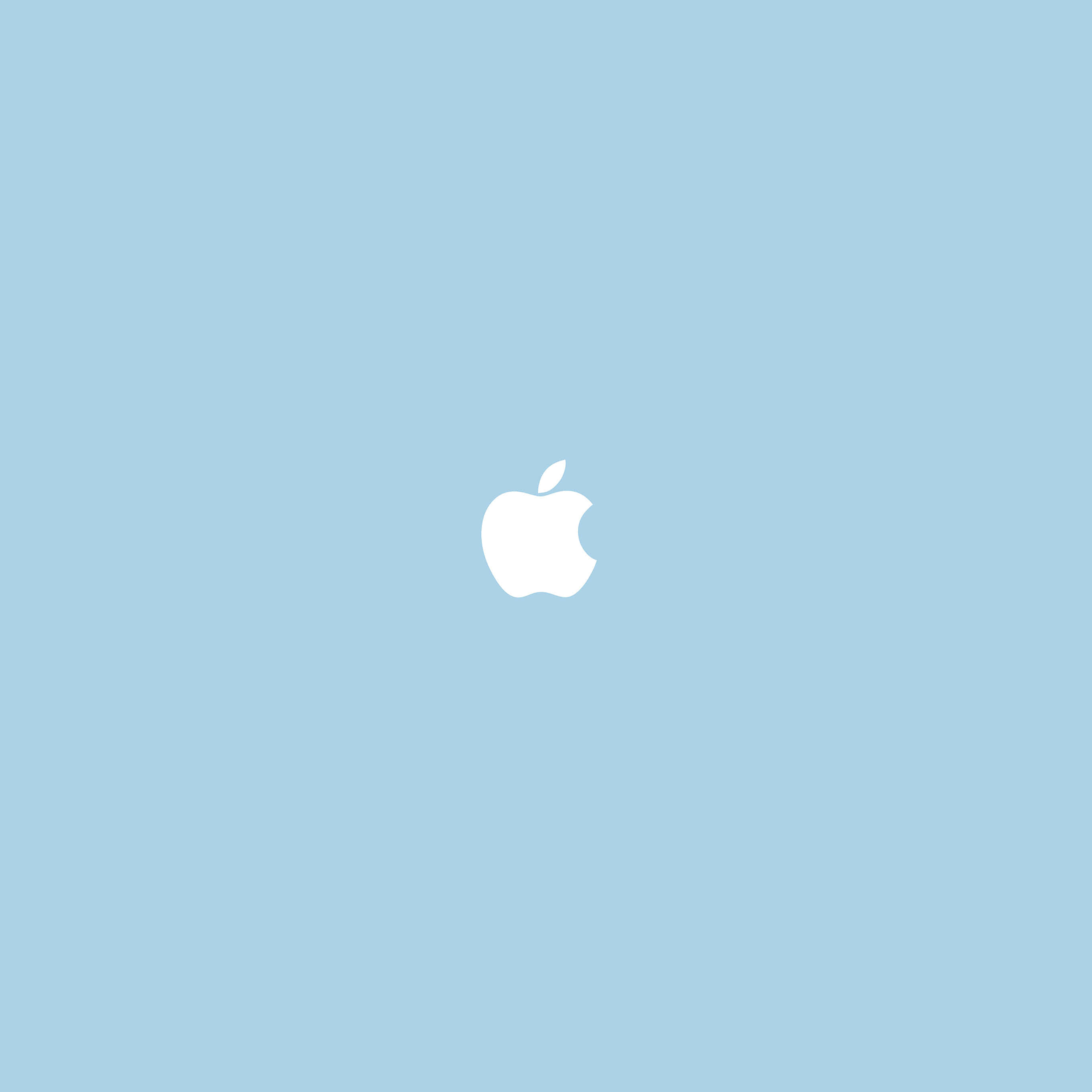Blue iPad 桌布 壁紙 — 一個極簡的白色Apple標誌居中於純淺藍色背景上。