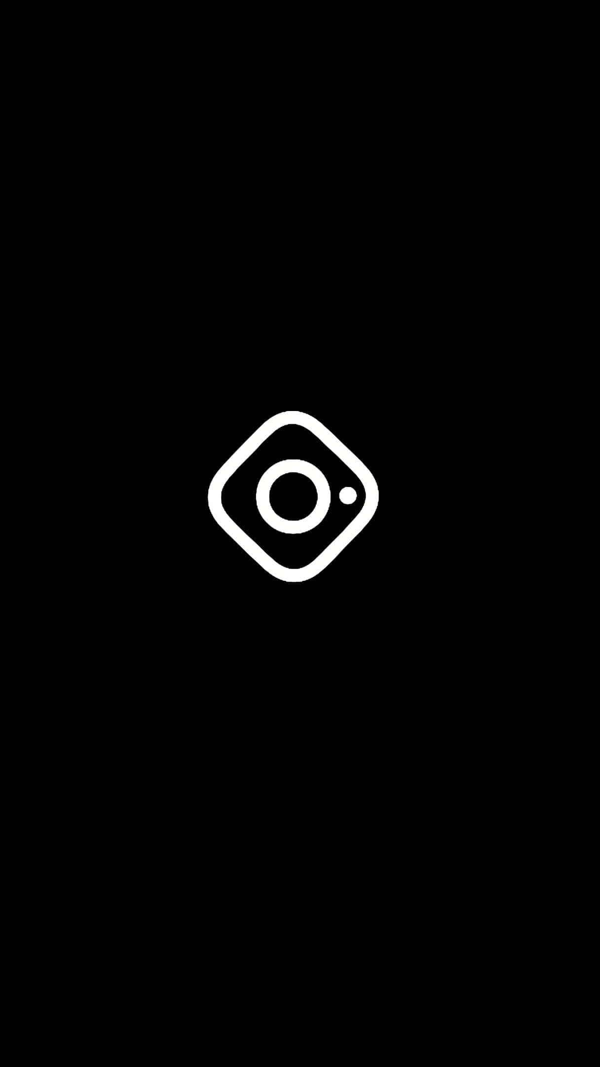 Instagram 桌布 壁紙 — 一個極簡的白色Instagram標誌居中在純黑色背景上。