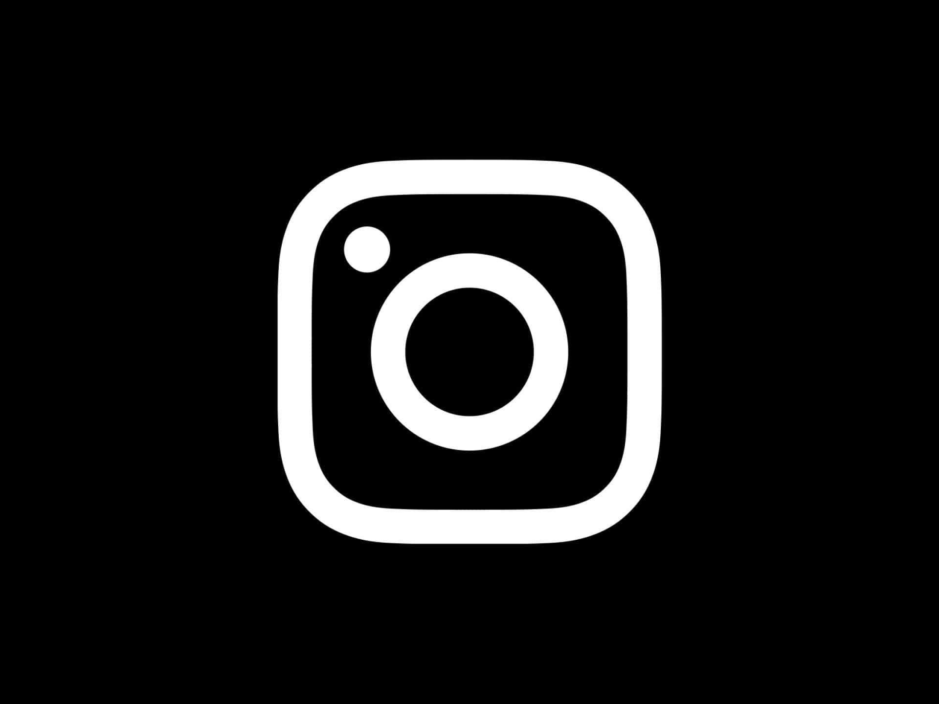 Instagram 桌布 壁紙 — 一個極簡的白色Instagram標誌，居中放置在純黑色背景上。