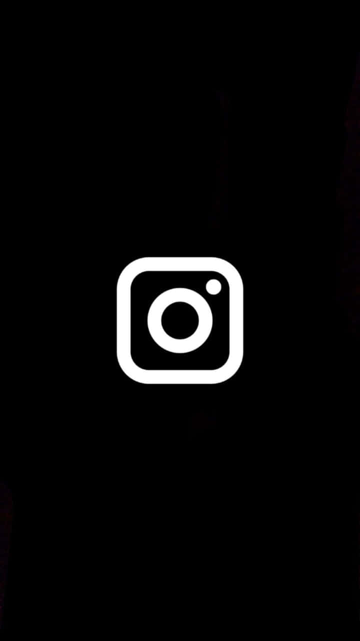 Instagram 桌布 壁紙 — 一個極簡的白色Instagram標誌，居中放置在純黑色背景上。