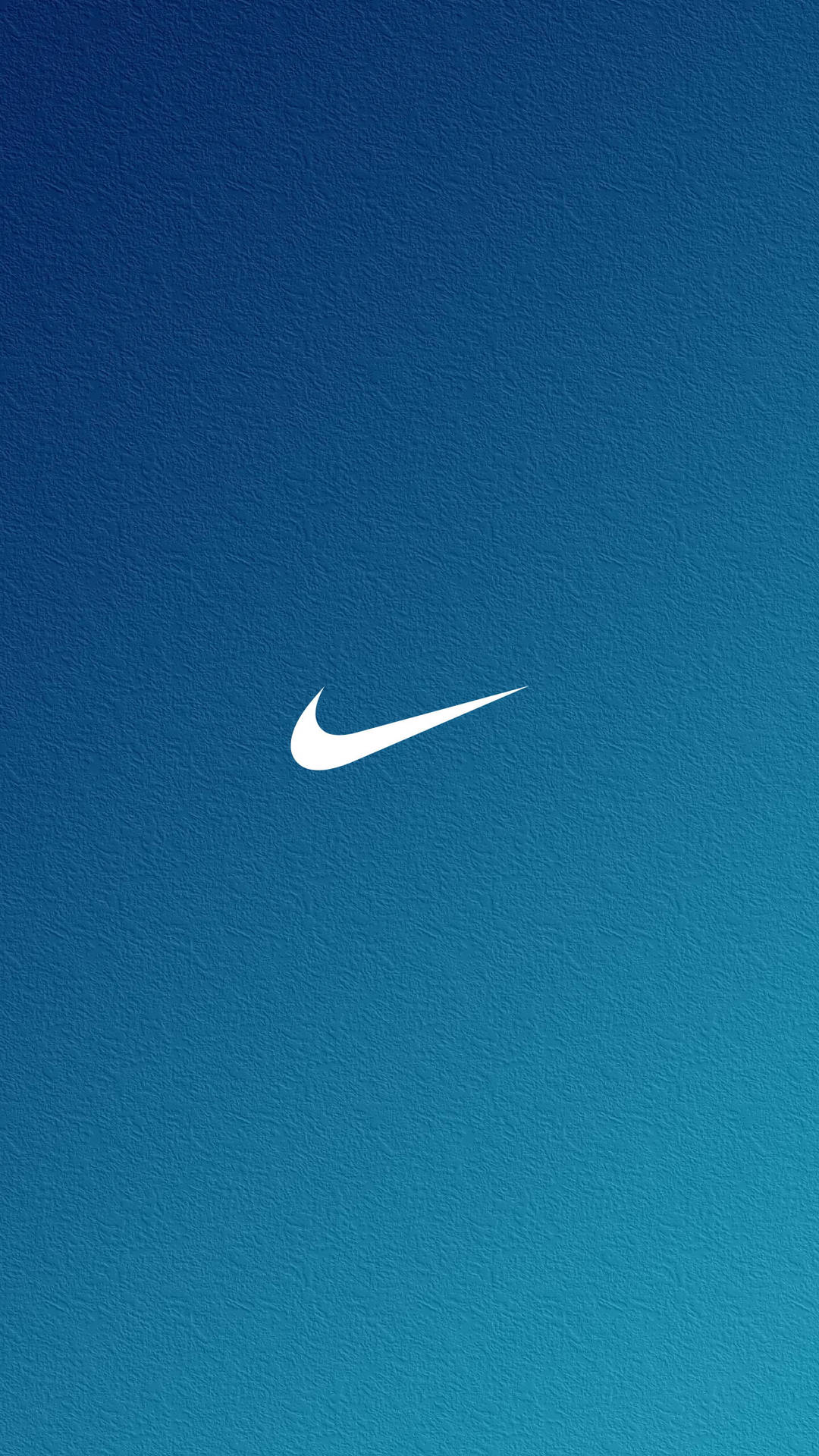 Nike 桌布 壁紙 — 一個極簡的白色Nike Swoosh標誌，居中放置在帶有紋理的藍色漸變背景上。