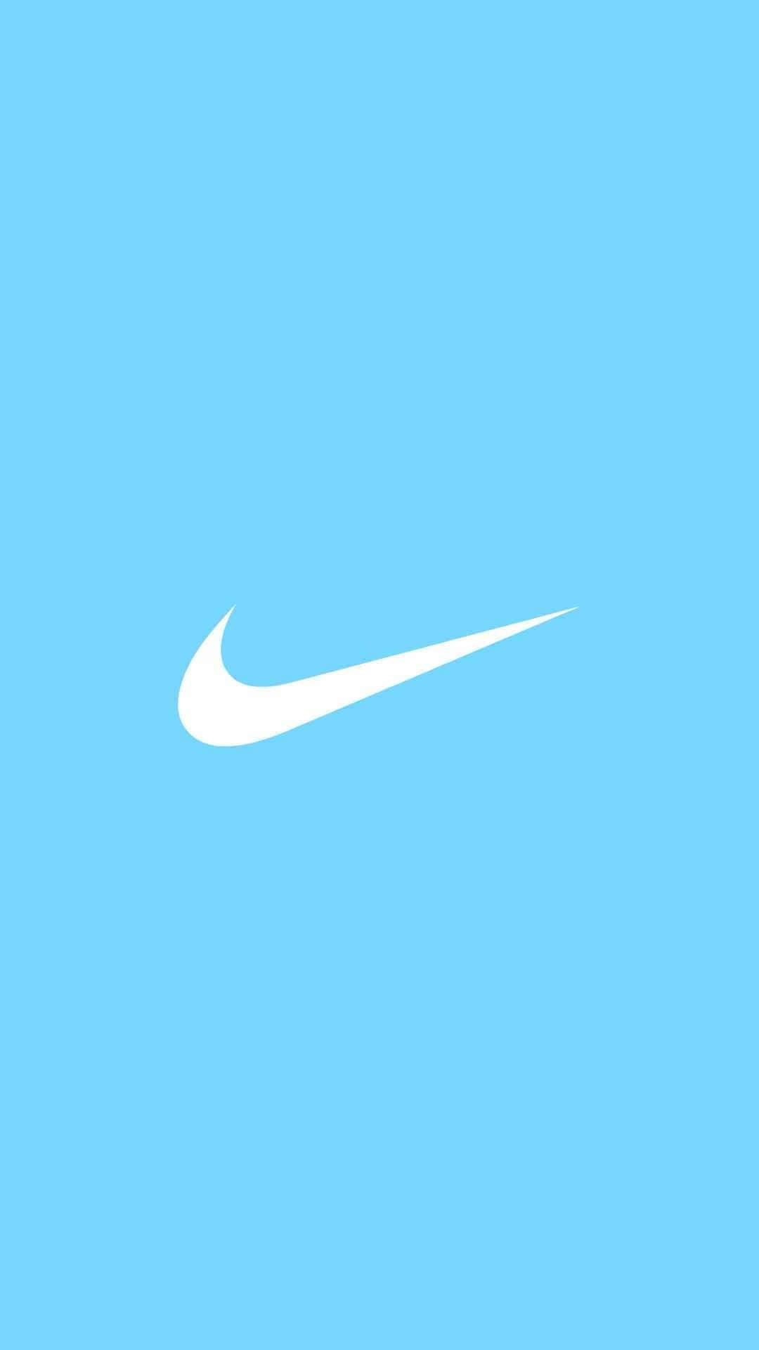 Nike 桌布 壁紙 — 一個極簡的白色Nike勾號標誌，居中在純淺藍色背景上。