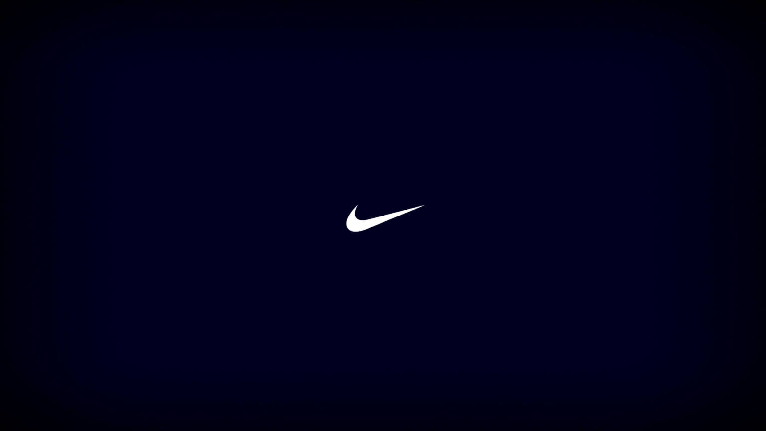 Swoosh 桌布 壁紙 — 一個極簡的白色Nike勾號標誌，居中放置在深海軍藍漸變背景上。