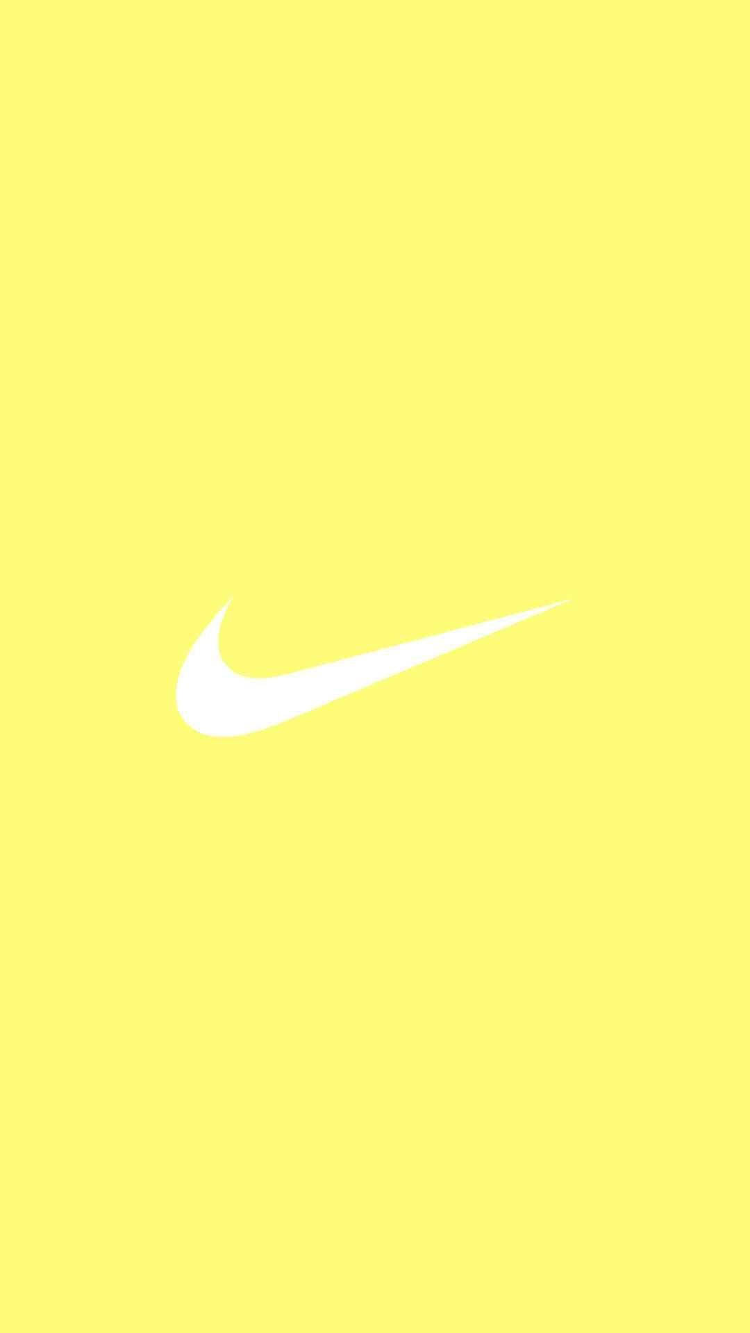 Nike 桌布 壁紙 — 一個極簡的白色Nike勾號標誌，居中於純亮黃色背景上。
