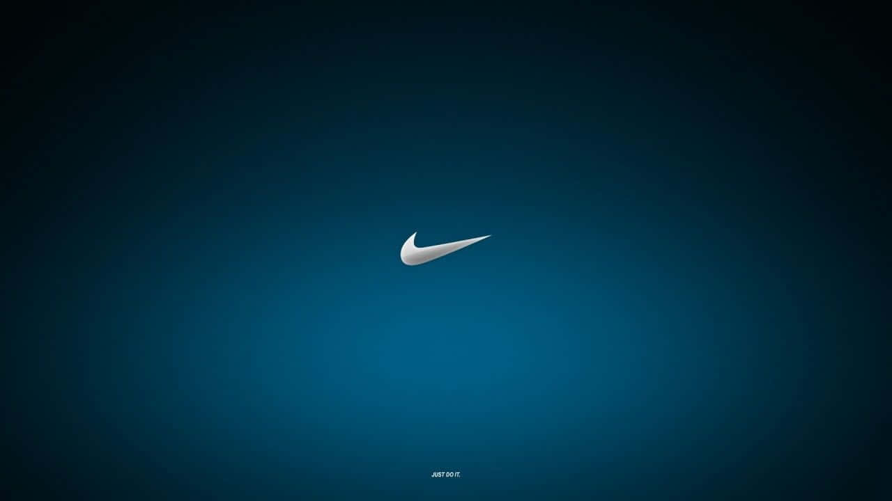 Nike 桌布 壁紙 — 一個極簡的白色Nike勾號標誌，居中放置在帶有微妙照明的漸變藍色背景上。