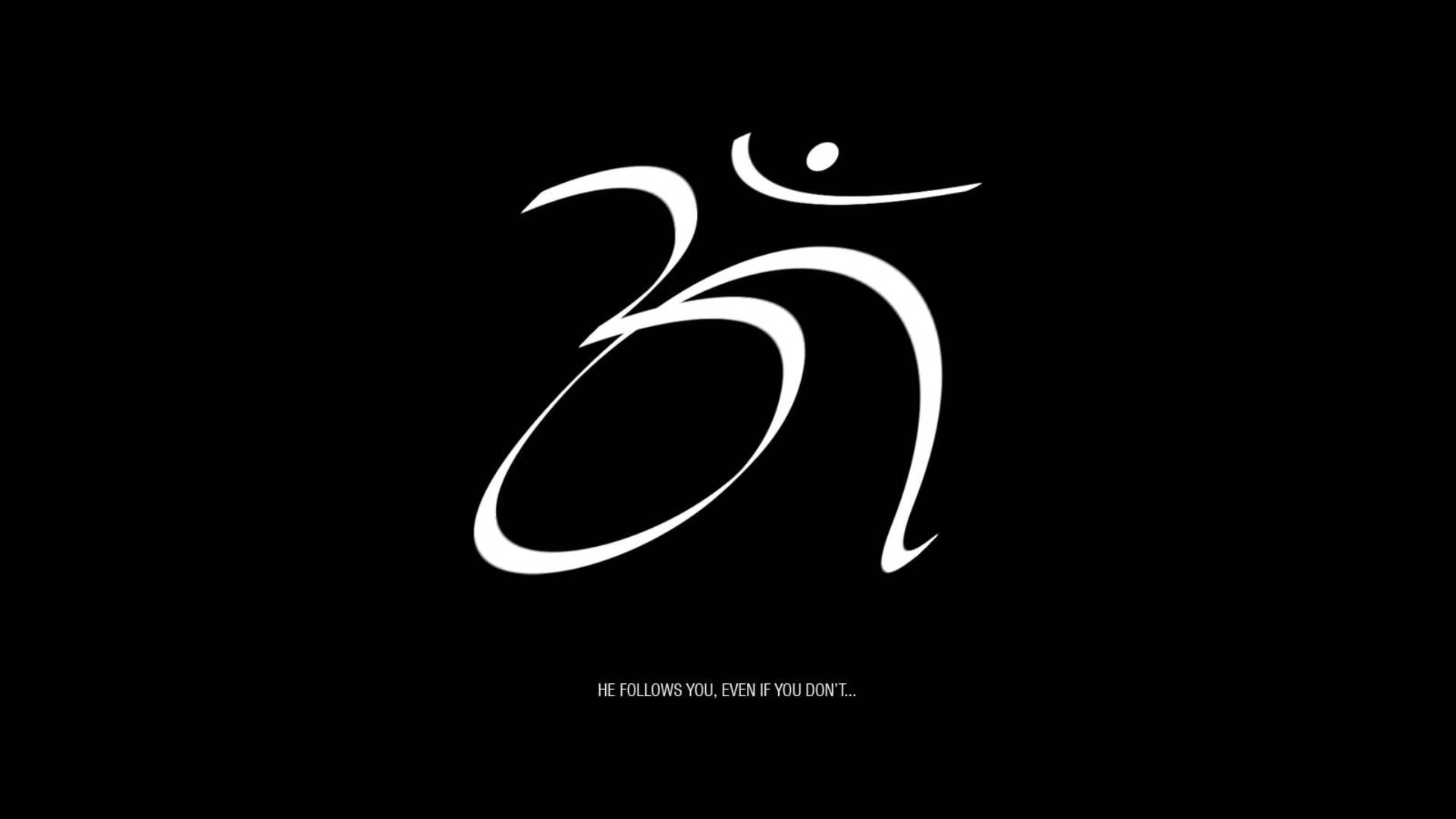 Hindi 桌布 壁紙 — 一個極簡的白色Om符號漂浮在純黑背景上，下方有細小文字。