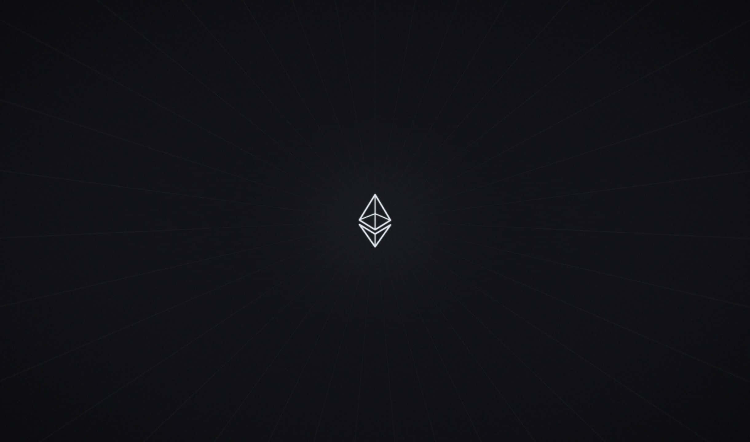 2440x1440 Desktop Pc 桌布 壁紙 — 一個極簡的白色以太坊標誌，居中放置在帶有微妙放射狀網格線的深色背景上。