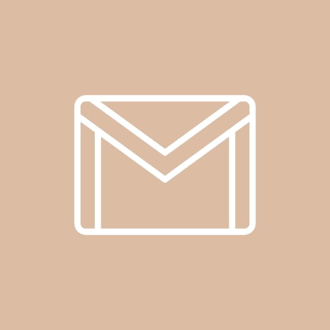 Gmail 動圖 桌布 壁紙 — 一個極簡的白色信封輪廓，居中在純米色背景上。