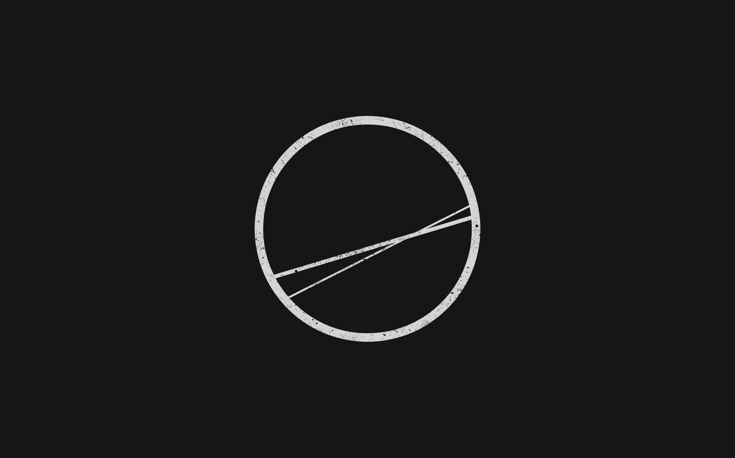Dark Circles 桌布 壁紙 — 一個極簡的白色圓形，帶有交叉線條，位於黑色背景上，邊緣有紋理。