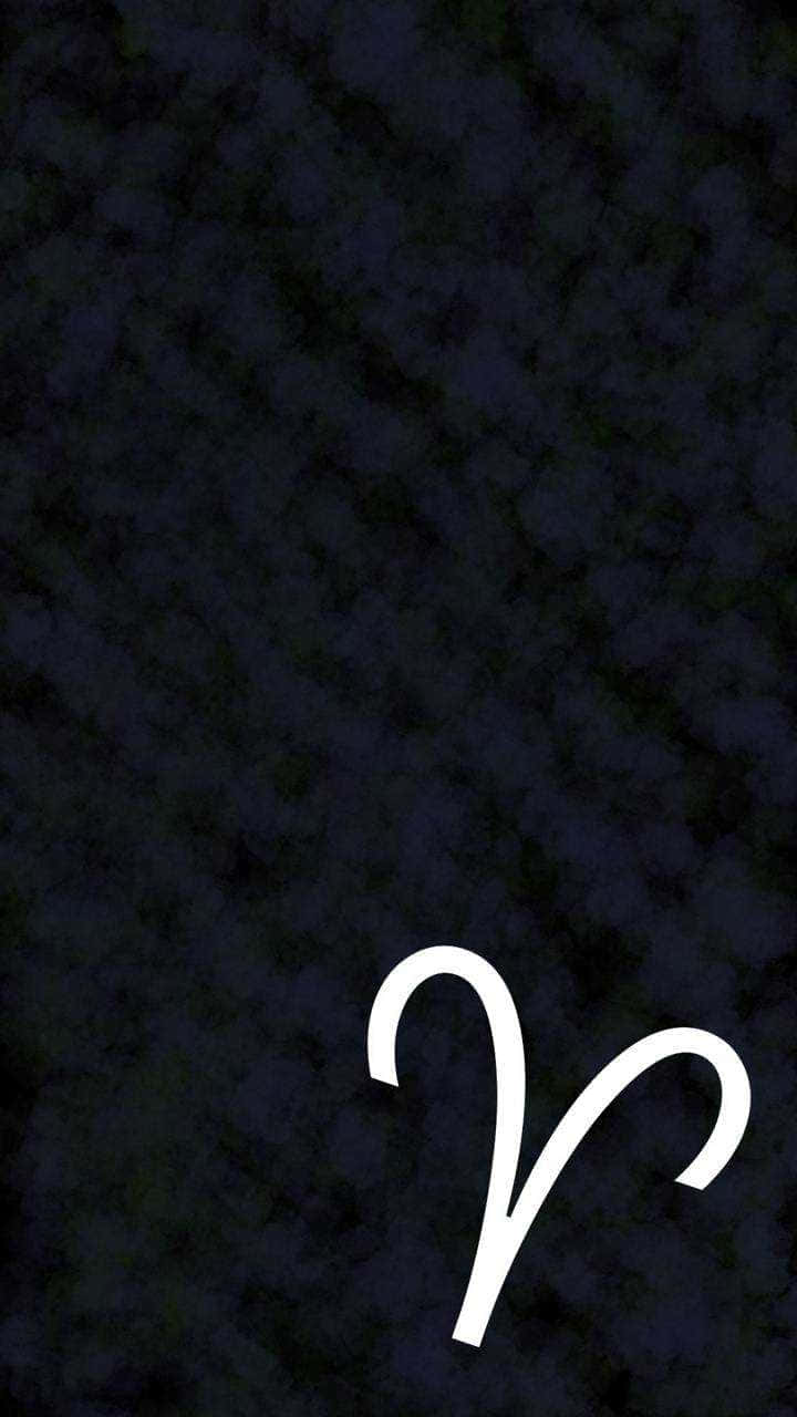 Velvet 桌布 壁紙 — 一個極簡的白色牡羊座符號漂浮在帶有紋理的深藍色背景上。