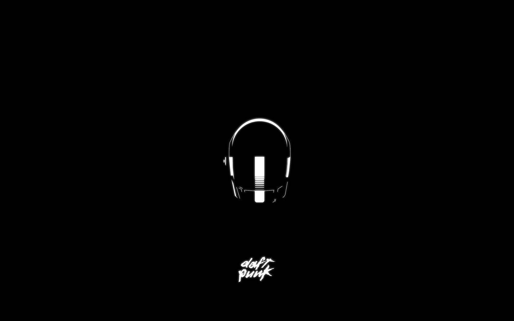 punk 桌布 壁紙 — 一個極簡的白色線條繪畫，將 Daft Punk 標誌性的頭盔置於黑色背景中央，下方是他們的簽名標誌。
