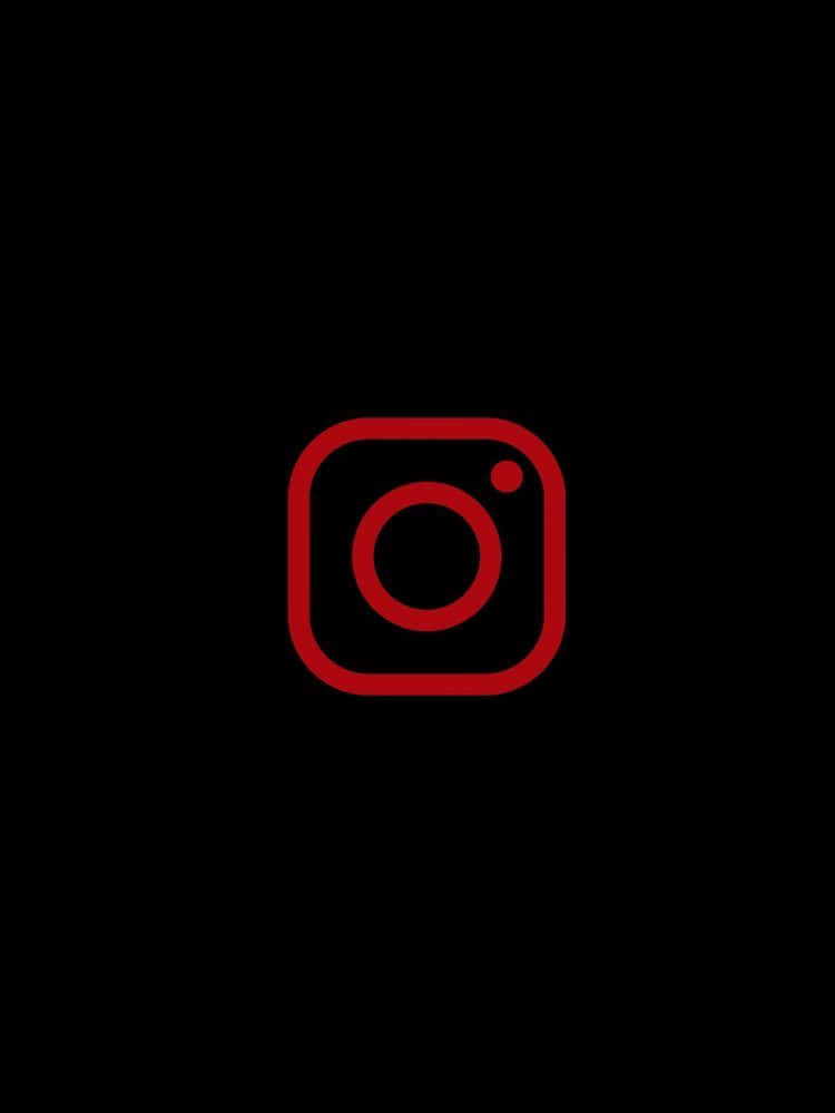 Instagram 桌布 壁紙 — 一個極簡的紅色Instagram標誌，居中放置在純黑色背景上。