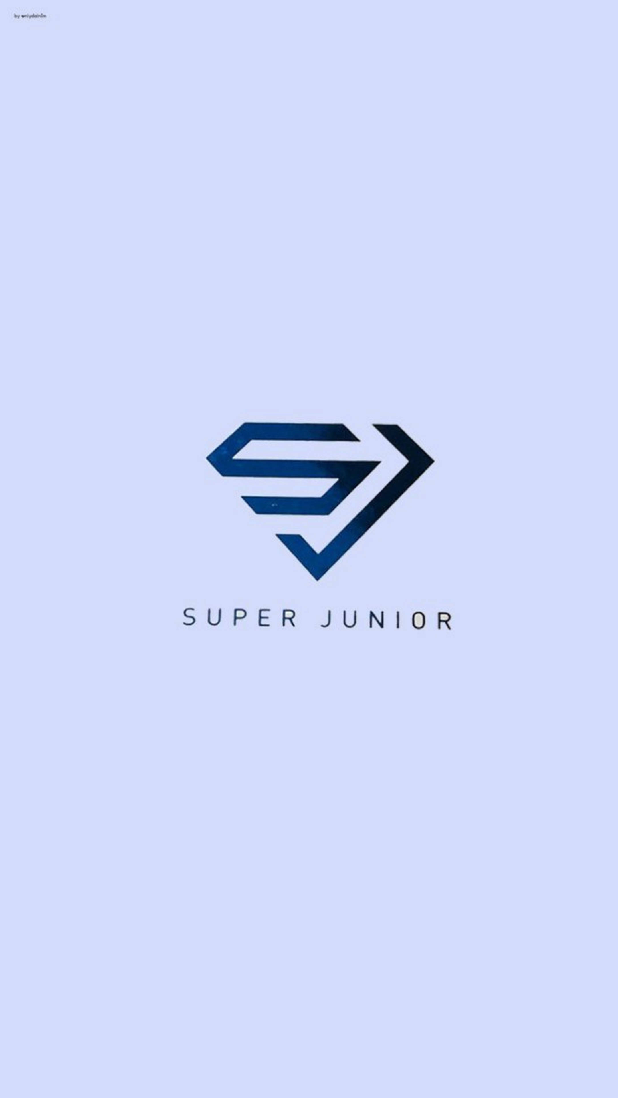 Super 桌布 壁紙 — 一個極簡的藍色鑽石形標誌，帶有'SJ'設計和'SUPER JUNIOR'文字，居中在柔和的薰衣草背景上。