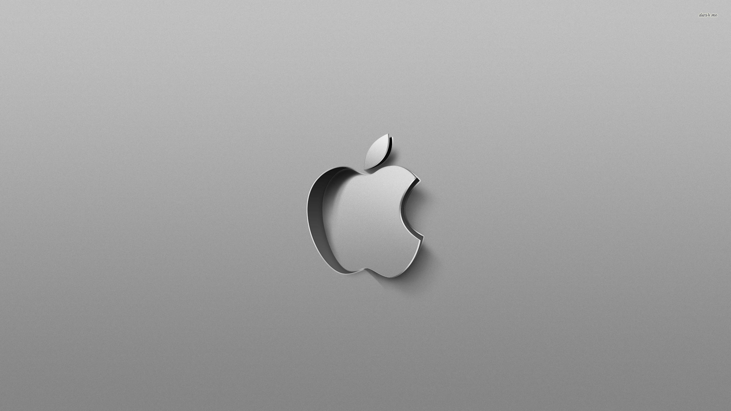 蘋果 桌布 壁紙 — 一個極簡的銀色Apple標誌居中在漸變灰色背景上，帶有柔和光線和微妙陰影。