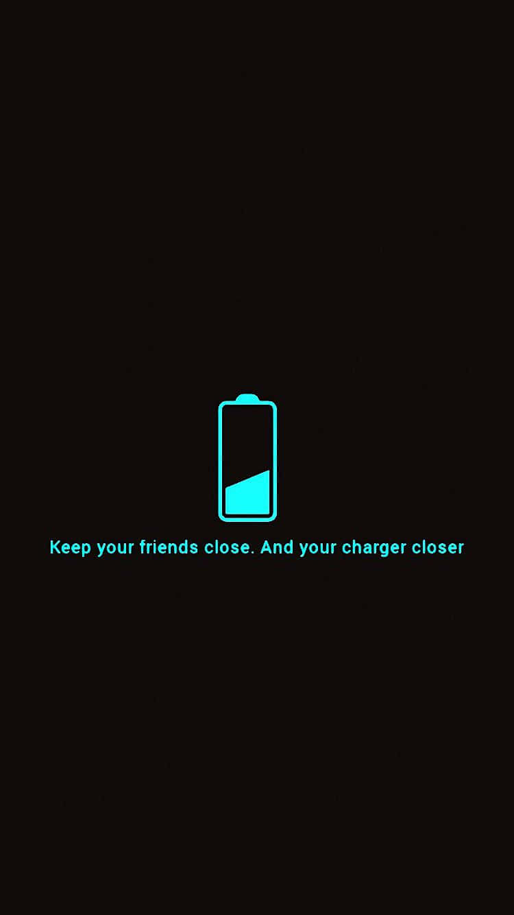 Friends iPhone 桌布 壁紙 — 一個極簡的青色低電量電池圖示，黑色背景上帶有敦促將朋友和充電器放在身邊的文字。