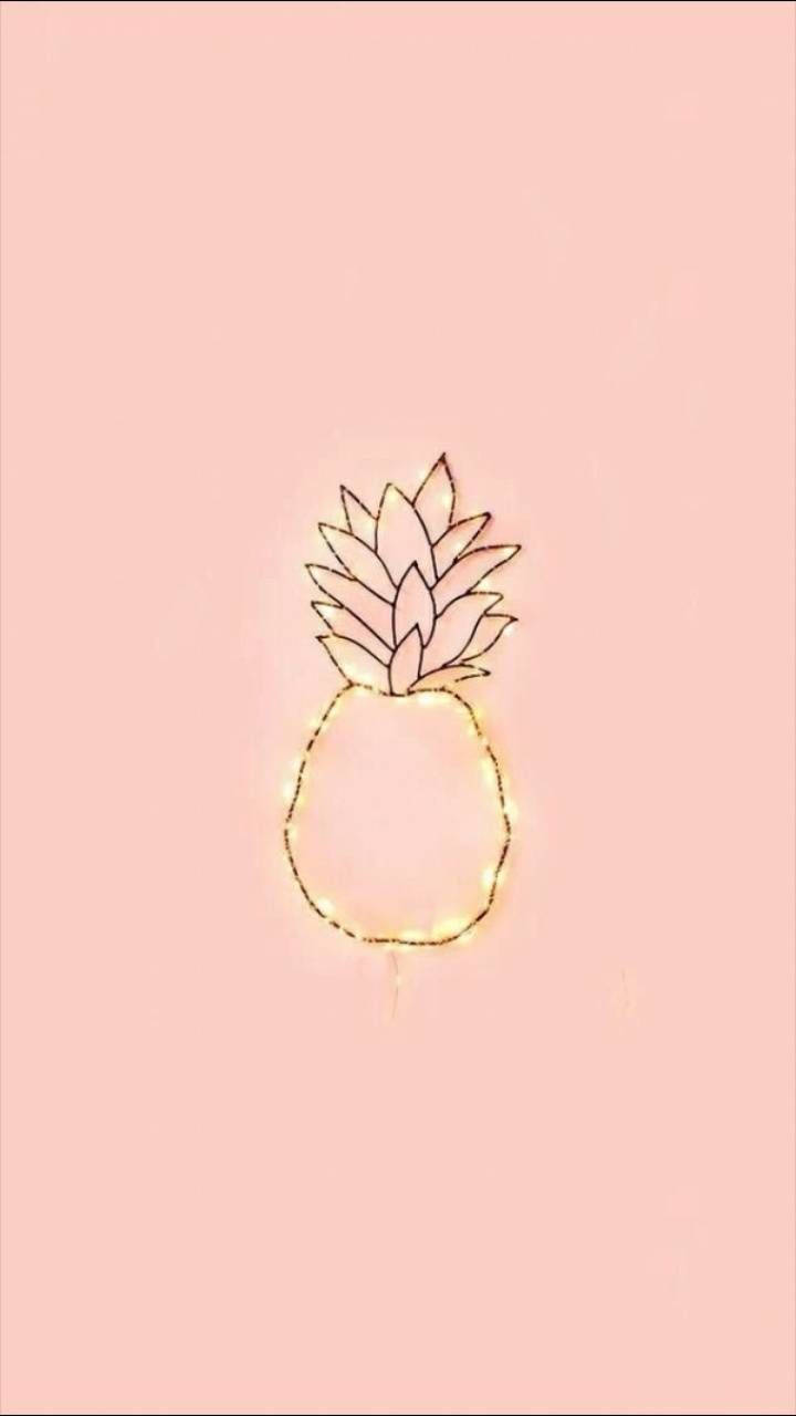 Vsco 桌布 壁紙 — 一個極簡的鳳梨輪廓，在柔和的粉紅色背景上閃爍著溫暖的串燈。