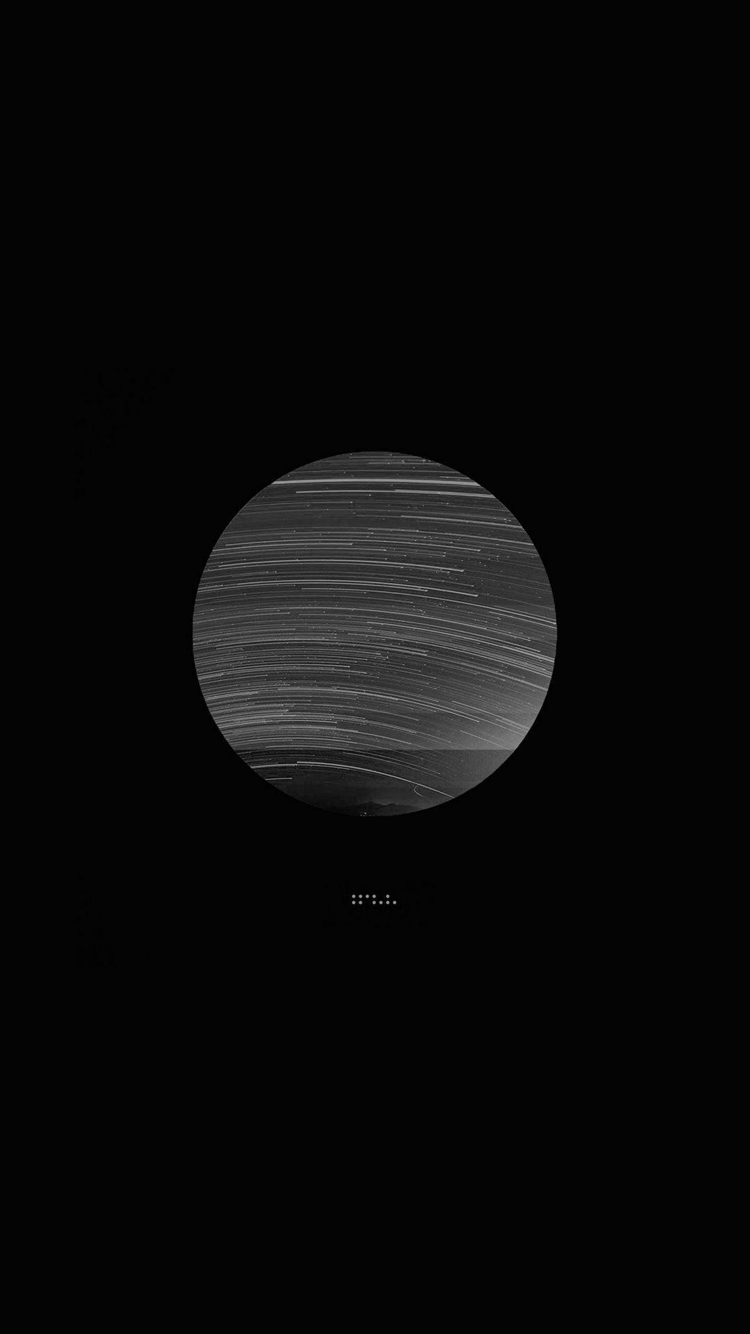 simple dark aesthetic 桌布 壁紙 — 一個極簡的黑白圓形框架捕捉了在無限黑暗虛空中旋轉的星軌。