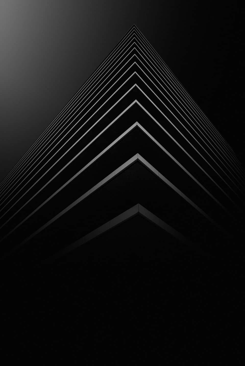 Black And White Striped 桌布 壁紙 — 一個極簡的黑白抽象構圖，由匯聚的幾何線條形成一個尖銳向上的箭頭形狀。