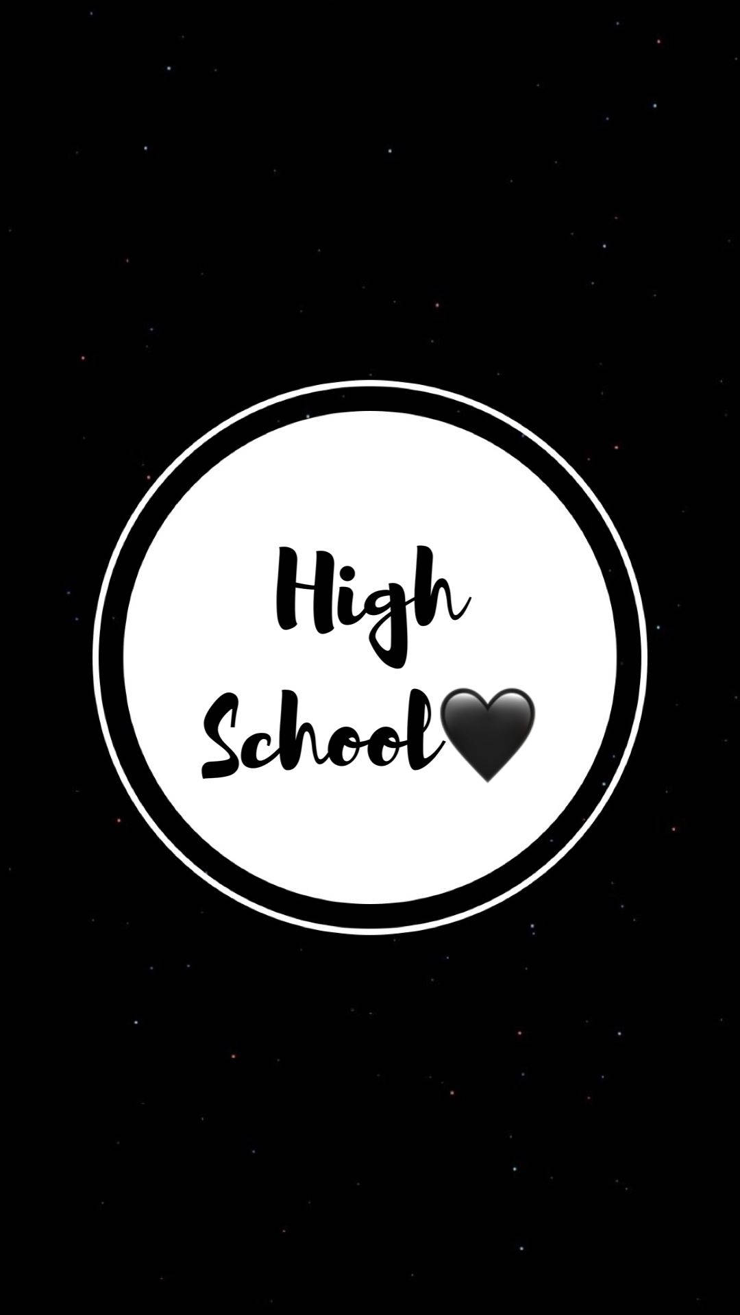 黑色愛心 桌布 壁紙 — 一個極簡的黑白桌布，圓圈內有「High School」文字和心形圖示，背景是星空夜空。
