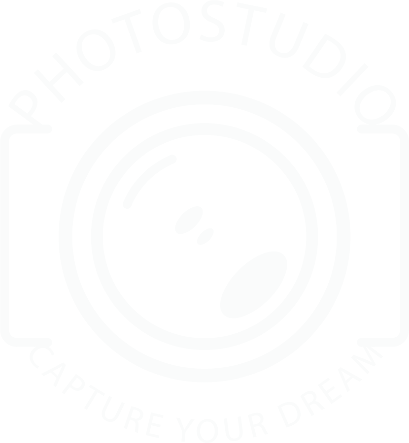 攝影師 桌布 壁紙 — 一個極簡的黑白標誌，包含一個風格化的相機圖標和文字 'PHOTOSTUDIO' 及 'CAPTURE YOUR DREAM'，採用乾淨的無襯線字體。