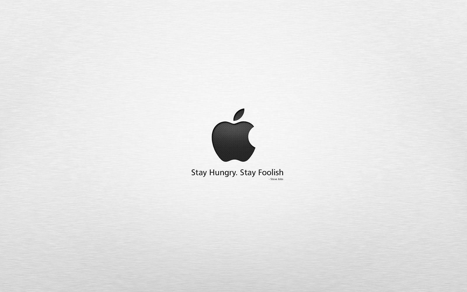 MacBook 動態圖片 桌布 壁紙 — 一個極簡的黑色Apple標誌，上面有「Stay Hungry Stay Foolish」文字，居中在拉絲銀色背景上。