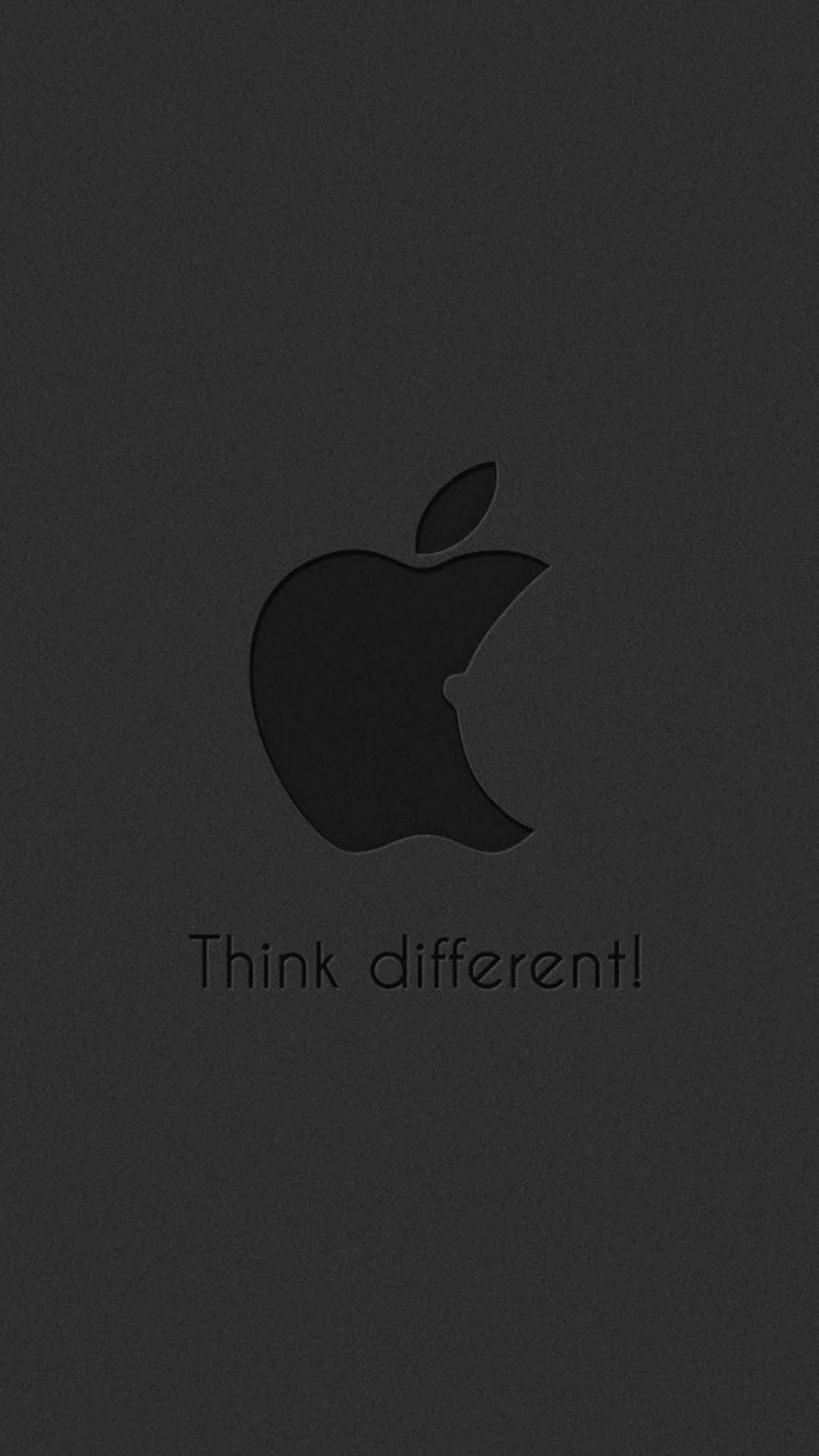 霧面黑色 桌布 壁紙 — 一個極簡的黑色Apple標誌，上面有「Think different!」文字，背景為有紋理的深灰色。